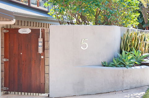 A PERFECT STAY - The Hawk At Wategos - Holiday Cairns 0