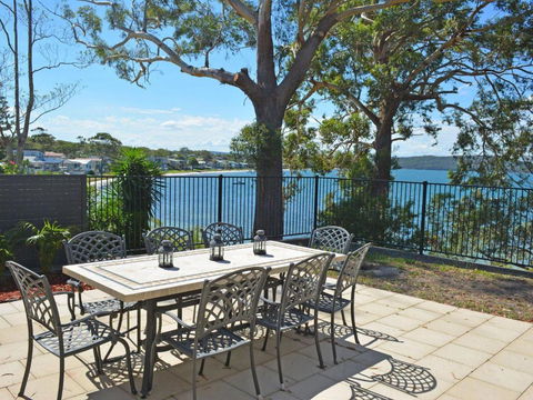 Wanda Magic 19 Randall Drive Beautiful Water Front House - Holiday Cairns 1