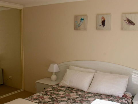 1 The Clippers 131 Soldiers Point Road Fabulous Waterfront Unit - Holiday Cairns 4