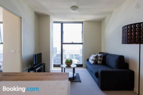 A Cozy CBD Suite With Spectacular City Views - Holiday Cairns 1