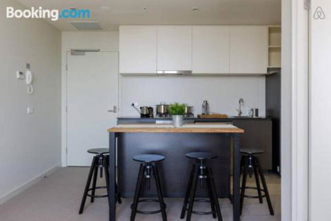 A Cozy CBD Suite With Spectacular City Views - Holiday Cairns 5