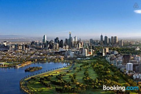 A Cozy CBD Suite With Spectacular City Views - Holiday Cairns 4