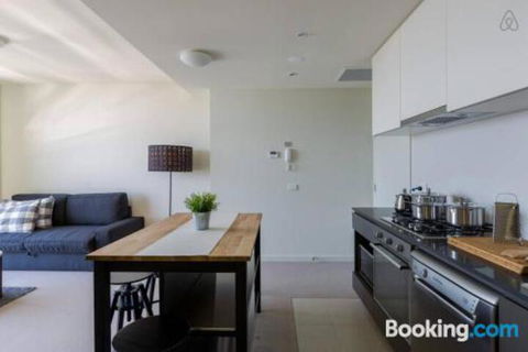 A Cozy CBD Suite With Spectacular City Views - Holiday Cairns 0