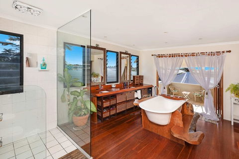 Schirmann Waterfront Home - Holiday Cairns 1