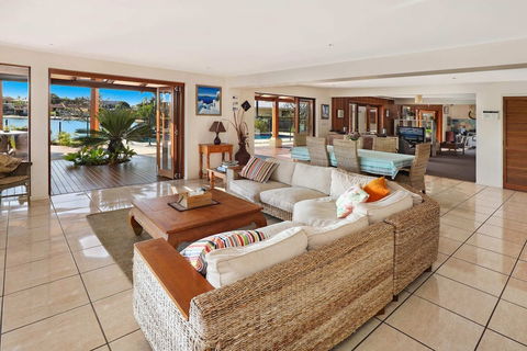 Schirmann Waterfront Home - Holiday Cairns 4