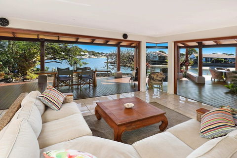 Schirmann Waterfront Home - Holiday Cairns 5