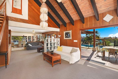 Schirmann Waterfront Home - Holiday Cairns 6
