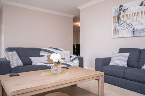 Wonderful Windred Modern Comfy Quiet - Holiday Cairns 1