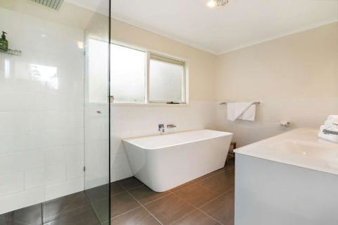 Lighthouse Cottage - Holiday Cairns 0