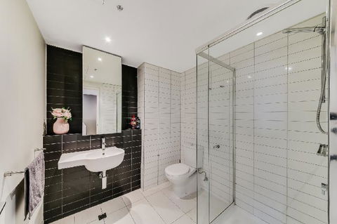 A Modern 2BR CBD Apt City Views FREE Parking - Holiday Cairns 1