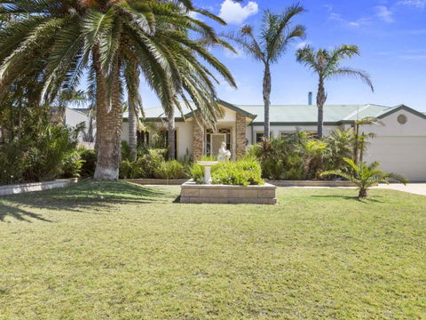 DIAMOND BAY RETREAT SORRENTO - Holiday Cairns 5