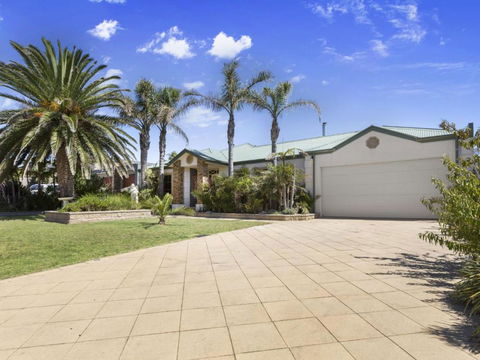 DIAMOND BAY RETREAT SORRENTO - Holiday Cairns 4