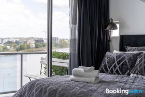 3br Stylish Apt CBD River & City Views SpaSaunaPoolWIFINetflix - Holiday Cairns 6