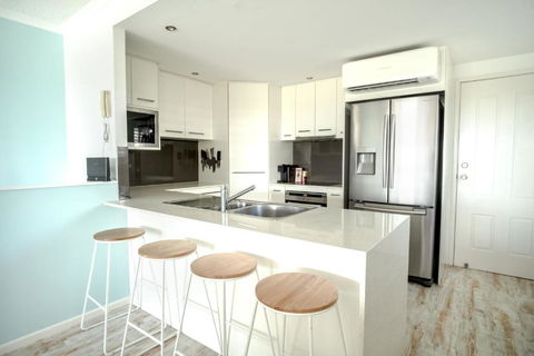 Coolum Beach 3 Level Townhouse Private Rooftop Terrace Spa Overlooking Mount Coolum - Holiday Cairns 3