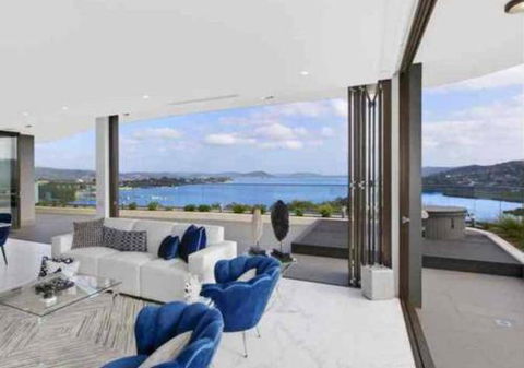 Stylish Penthouse With Views & Jacuzzi - Holiday Cairns 6