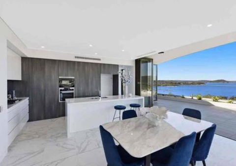 Stylish Penthouse With Views & Jacuzzi - Holiday Cairns 1