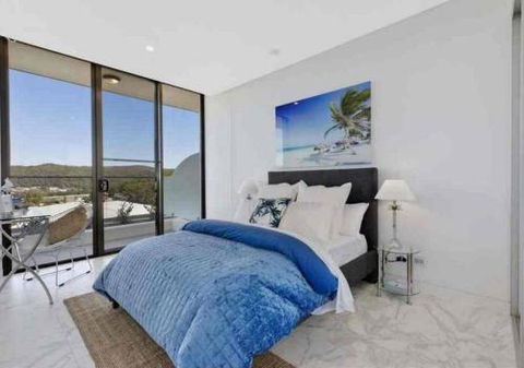Stylish Penthouse With Views & Jacuzzi - Holiday Cairns 2