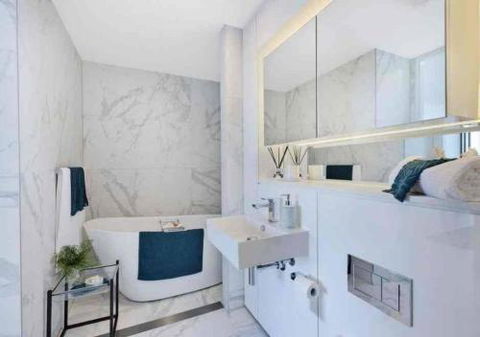 Stylish Penthouse With Views & Jacuzzi - Holiday Cairns 3