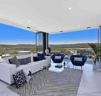 Stylish Penthouse with Views  Jacuzzi - Holiday Cairns