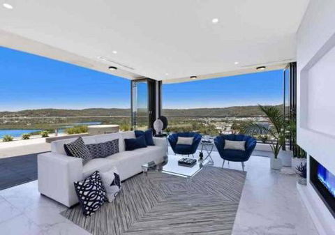 Stylish Penthouse With Views & Jacuzzi - Holiday Cairns 0