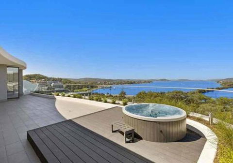 Stylish Penthouse With Views & Jacuzzi - Holiday Cairns 5