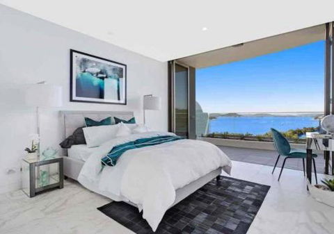 Stylish Penthouse With Views & Jacuzzi - Holiday Cairns 4