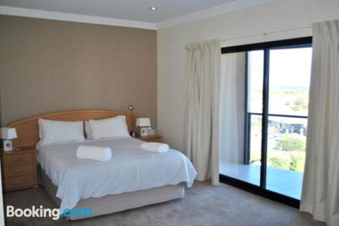 Eagles Nest - Holiday Cairns 6