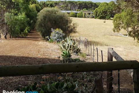 The Old Picnic Ground At Ironstone B & B - Holiday Cairns 5
