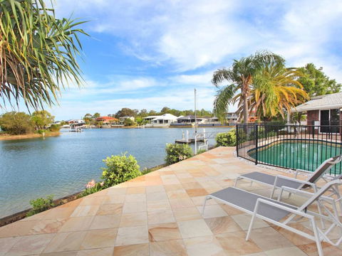 April 19 4 Bedroom Home On Canal With Pool Pontoon Aircon & WiFi! - Holiday Cairns 3