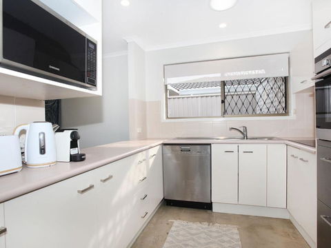 April 19 4 Bedroom Home On Canal With Pool Pontoon Aircon & WiFi! - Holiday Cairns 6