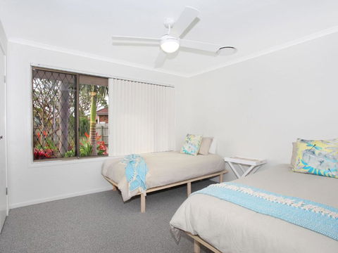 April 19 4 Bedroom Home On Canal With Pool Pontoon Aircon & WiFi! - Holiday Cairns 2