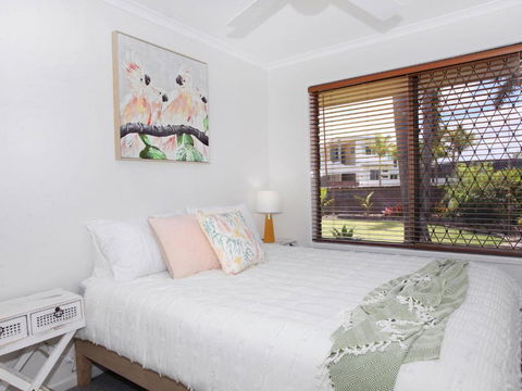 April 19 4 Bedroom Home On Canal With Pool Pontoon Aircon & WiFi! - Holiday Cairns 5