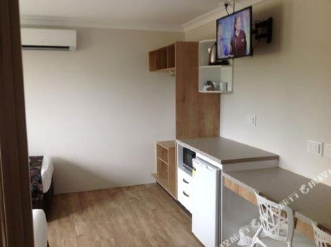 BEST WESTERN CASTLE LODGE MOTEL - Holiday Cairns 0
