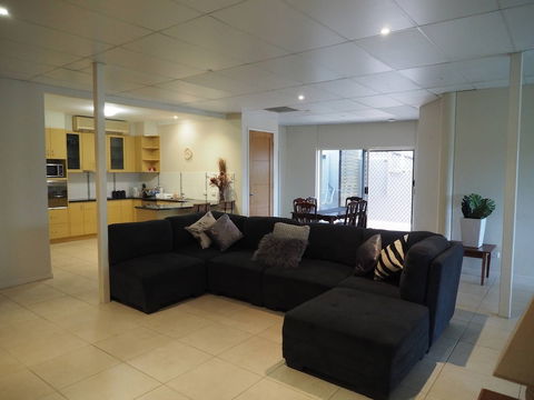 Queen Room With Airport Transfers Or Car Rental - Holiday Cairns 6