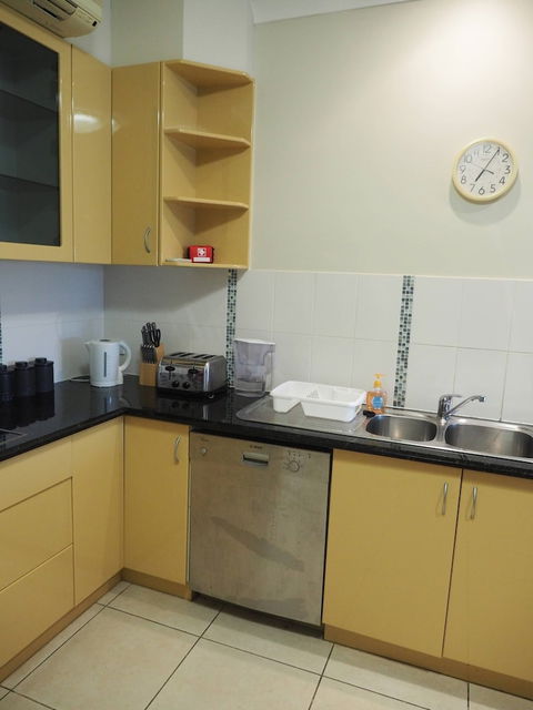 Queen Room With Airport Transfers Or Car Rental - Holiday Cairns 1