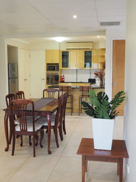 Queen Room With Airport Transfers Or Car Rental - Holiday Cairns 3