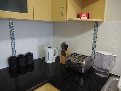 Queen Room With Airport Transfers Or Car Rental - Holiday Cairns 2