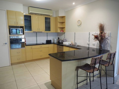 Queen Room With Airport Transfers Or Car Rental - Holiday Cairns 4