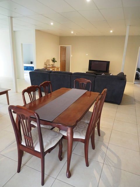 Queen Room With Airport Transfers Or Car Rental - Holiday Cairns 5