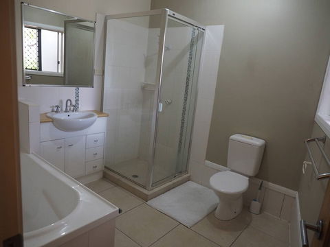 Queen Room With Airport Transfers Or Car Rental - Holiday Cairns 0