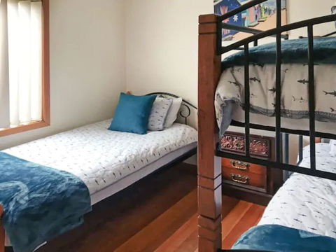 Home Near Shops & Beach - Holiday Cairns 0