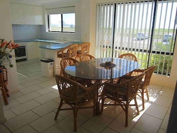 Hi Surf Unit 2 - Holiday Cairns 1