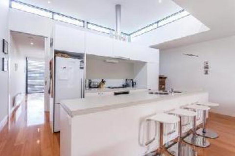 Anglesea Surf Beach Apartments - Holiday Cairns 4