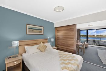 The Oak Room 106 - Holiday Cairns 1