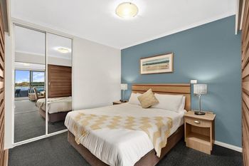 The Oak Room 106 - Holiday Cairns 4