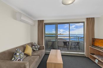 The Oak Room 106 - Holiday Cairns 5