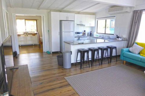 The Relax Shack At Culburra Beach Sleeps 7 - Holiday Cairns 7