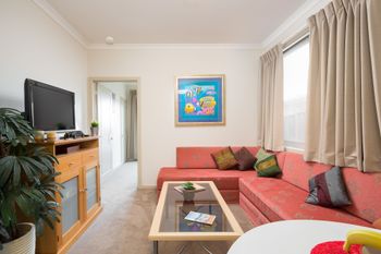 The Executive B & B - Holiday Cairns 0