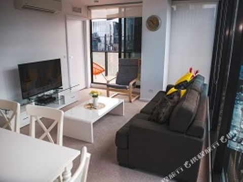 WaterFront Apartment - Holiday Cairns 2