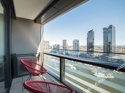 WaterFront Apartment - Holiday Cairns 1